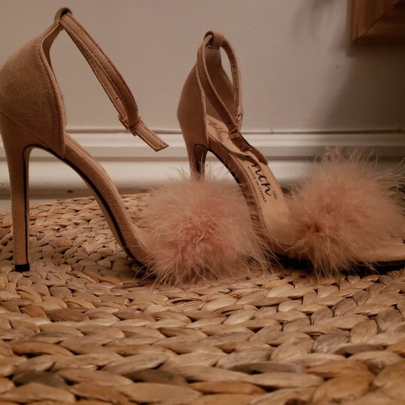 Fluffy heels - Picture 1 of 4